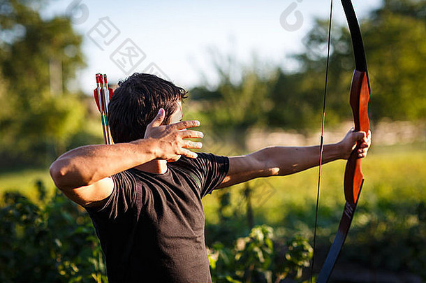 年轻弓箭手用弓训练