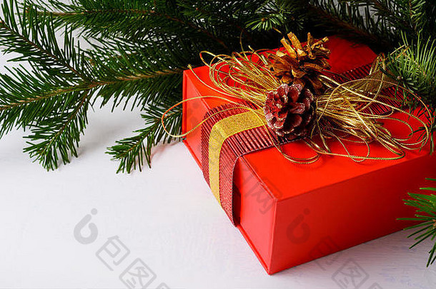 圣诞节<strong>背景</strong>金装饰红色的礼物盒子圣诞节问候冷杉分支机构礼物盒子金绳松视锥细胞