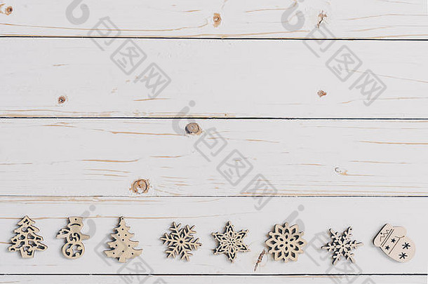 木质白色和圣诞背景，雪花和圣诞装饰。