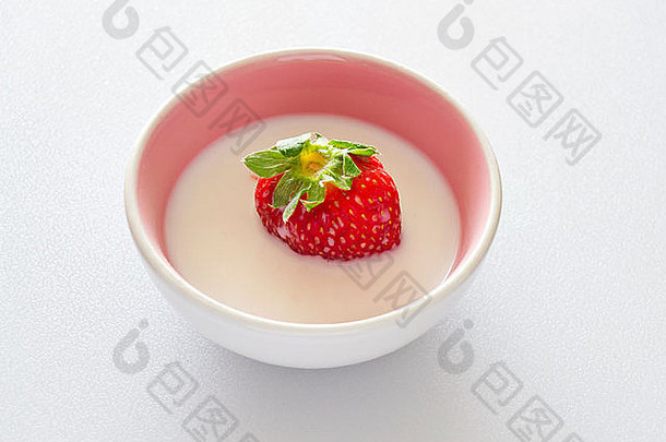 牛奶碗里的草莓