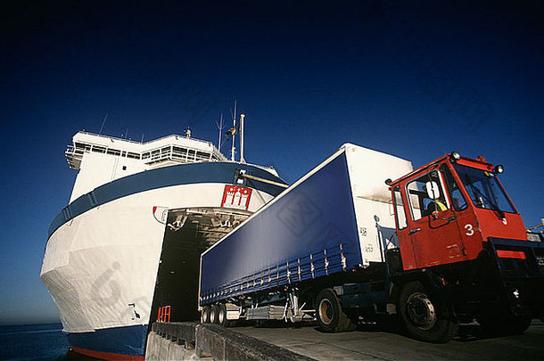 卡车退出渡船港口墨尔本维多利亚澳大利亚