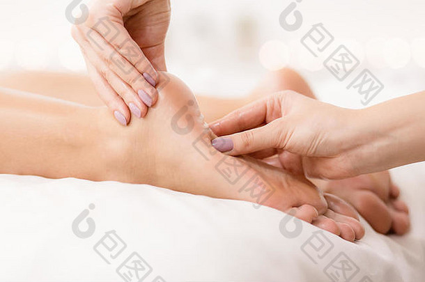 脚部护理。接受足部和手指按摩的妇女