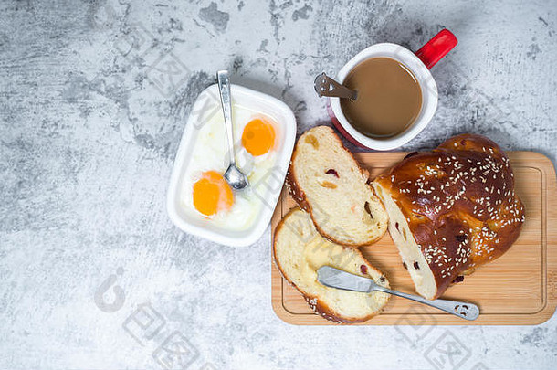 平躺，早餐早午餐放在桌子上。面包、咖啡、煮鸡蛋和黄油酱。食品饮料概念。