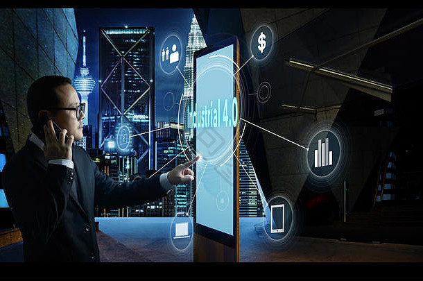 商人触碰工业词屏幕数字展位fintech信息图表高新技术业务概念