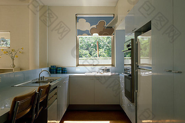 <strong>云</strong>有图案的盲目的窗口年代厨房厨房软木塞地板