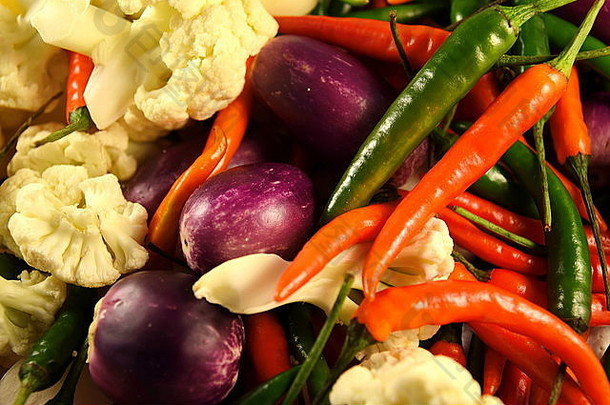 准备泡菜的五颜六色的蔬菜的混合物