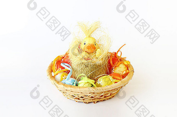 复活节装饰，白色背景上有小鸭子和鸡蛋
