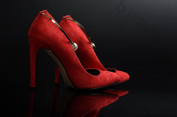 红色的高非常女人鞋子