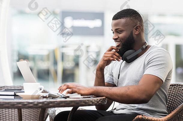 帅哥在咖啡馆里用他的笔记本电脑免费<strong>无线上网</strong>
