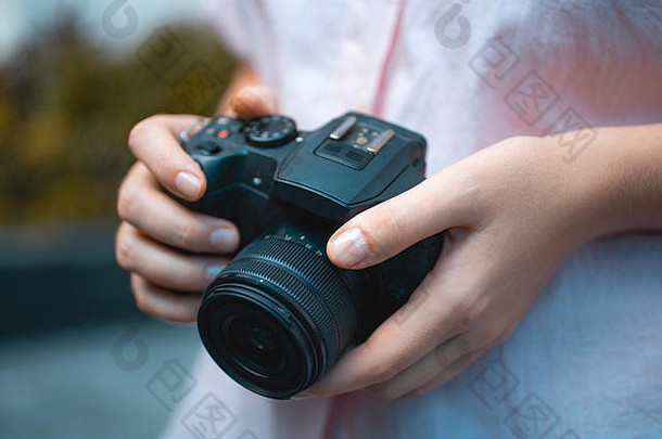 摄影师手持数码相机，对焦拍照，微距特写