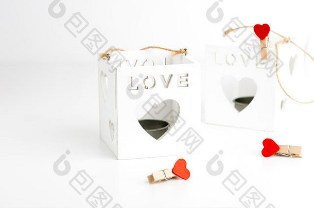 两个白色心形立方体烛台。情人节的概念。