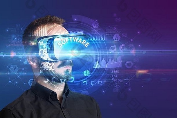 商人透过虚拟现实眼镜看软件铭文，创新技术理念