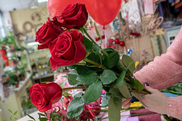 设计师花店在一家花店的内部背景上为情人节准备了一束红玫瑰