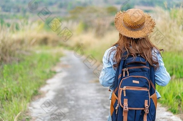 背着背包行走在自然步道上的女人
