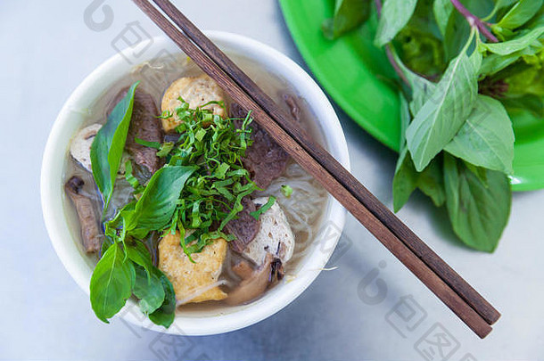 在越南芽庄的佛教餐厅，素食版的著名越南面条汤，配以新鲜草药。
