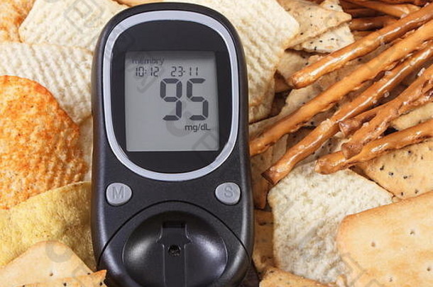 血糖仪，用于测量不健康食品的糖分水平和堆积量，糖尿病的概念和限制食用含盐食品