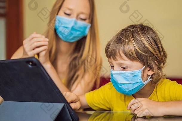 男孩研究在线首页平板电脑妈妈帮助学习妈妈儿子医疗面具保护coronovirus研究