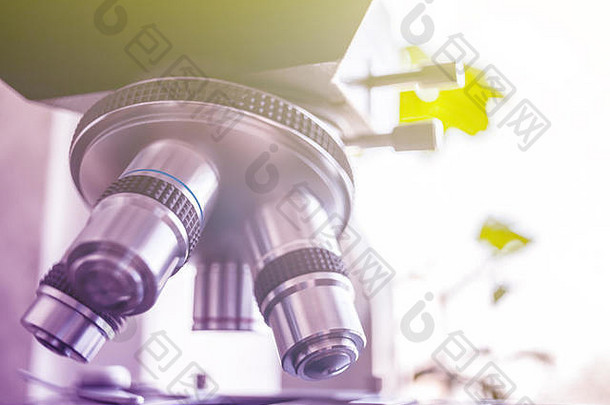 光学显微镜-科学和实验室设备。在医疗卫生领域进行有计划的研究实验和教育演示