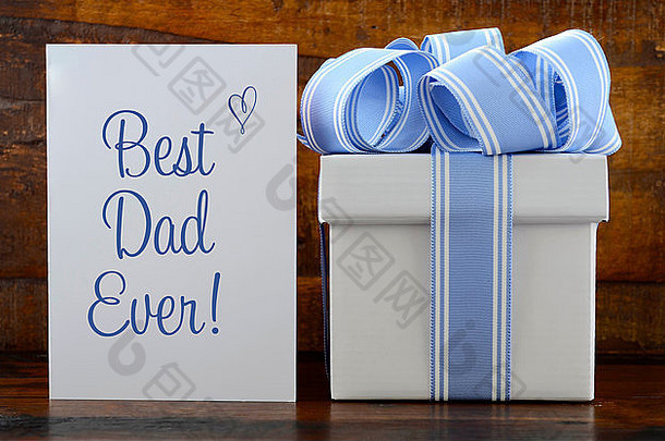 快乐父亲礼物蓝色的白色礼物木背景爸爸问候卡