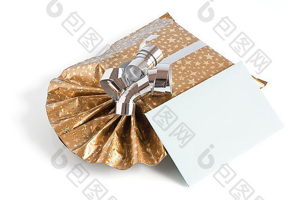 银色丝带和绿色字母的金色礼品盒，白色背景上隔离，带有裁剪路径
