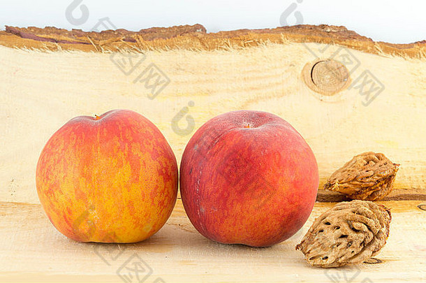 天然木板上的新鲜桃子和桃仁