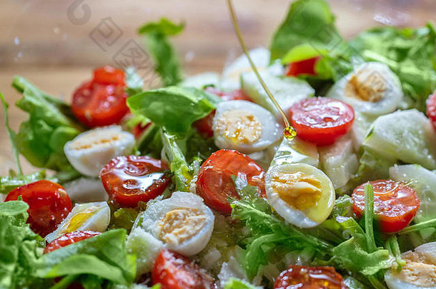 生菜、樱桃西红柿、黄瓜和鹌鹑蛋减肥沙拉