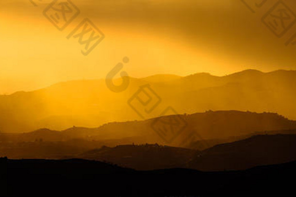 从西班牙安达卢西亚马拉加Axarquia的科马雷斯山顶村庄观看日出