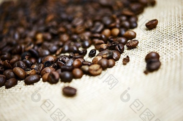 咖啡豆主题。亚麻布上的咖啡豆。咖啡馆收藏。