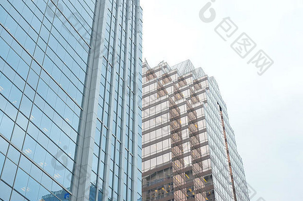多伦多市中心低角度玻璃摩天大楼立面