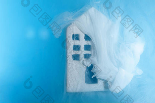 水下的小陶瓷房子，涂有蓝色丙烯酸漆。房地产、、销售或供暖的概念。童话故事中的白宫。