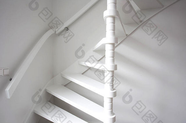 现代白色房间的楼梯，白色木楼梯，白色墙壁