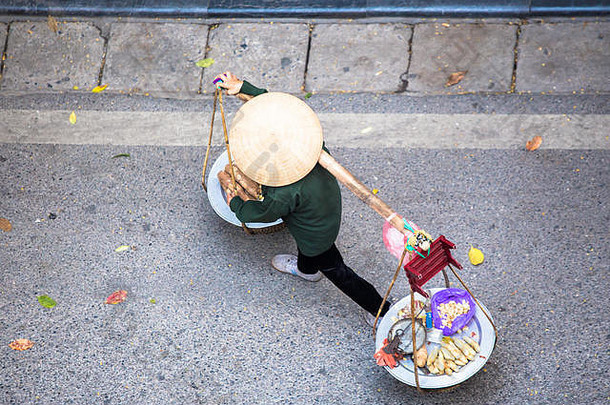 越南河内市街头小贩出售当地农产品