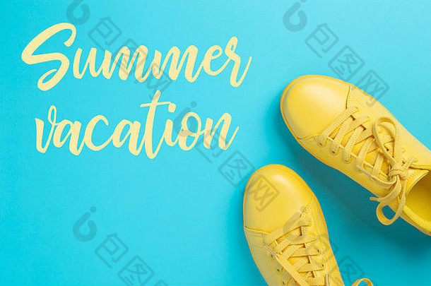一对黄色的鞋子蓝色的背景登记夏天假期时尚的夏天大胆的颜色