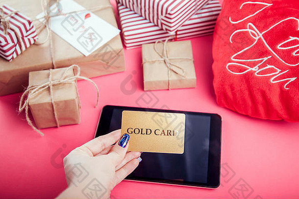 购买礼物情人节一天黄金卡礼物盒子心枕头粉红色的背景