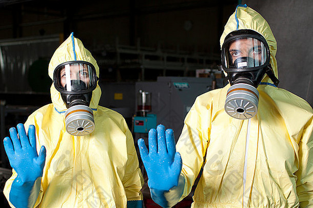 埃博拉警报-两名救援人员禁止进入PPE（个人防护设备）