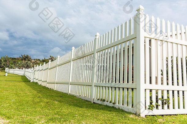 白色边界垂直板条塑料聚氯乙烯栅栏路边草景观