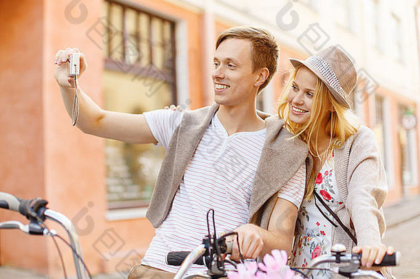 夫妇自行车采取照片相机