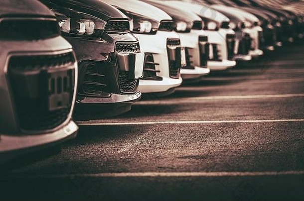 汽车销售和贷款行业概念。一排全新的库存车辆。