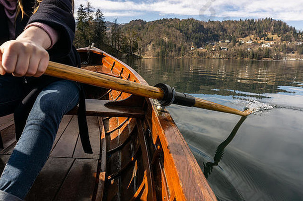 年轻的女人桨木船湖流血斯洛文尼亚划船木船
