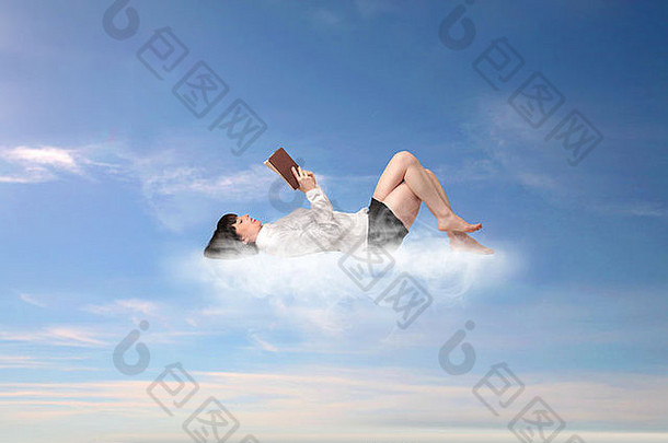 女孩在天上的云上看书