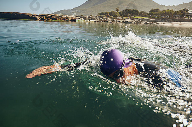 男选手在水中自由泳。参加铁人三项比赛游泳的男运动员。