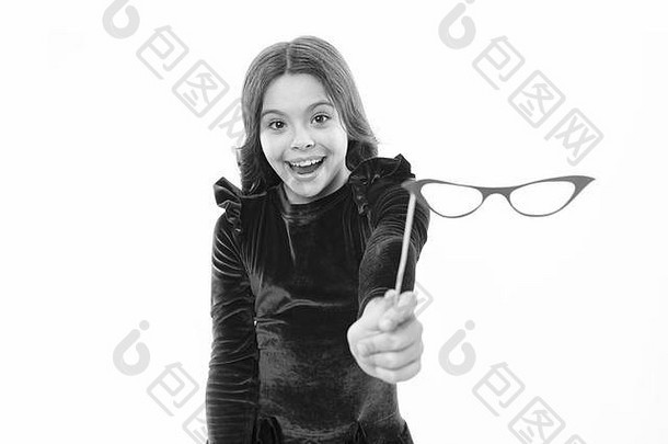 试试这个配件。儿童快乐持有复古眼镜摄影棚道具配件。儿童迷人的白色背景。那个女孩戴着眼镜参加聚会。戴着复古眼镜的孩子可爱的脸。