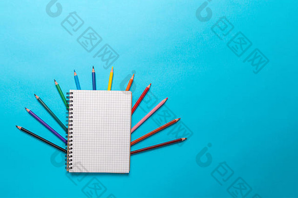 颜色铅笔记事本蓝色的背景软焦点空白艺术学校回来学校复制空间