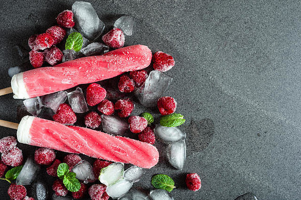夏日水果红色冰棍，清凉小吃