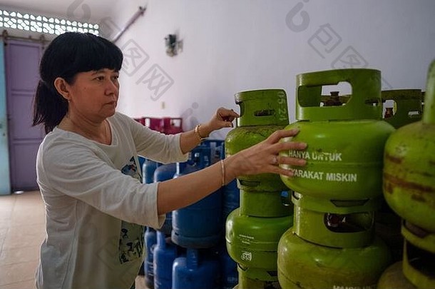 亚裔印尼妇女在当地家庭经营的小型商店（当地称为warung）内放置3公斤的气瓶。《<strong>红楼梦</strong>》的翻译