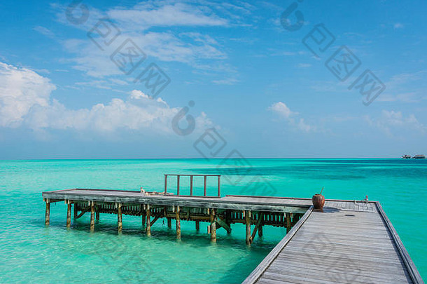 马尔代夫的空木墩上有罐子。<strong>暑期</strong>、<strong>旅游</strong>、假期和假日概念