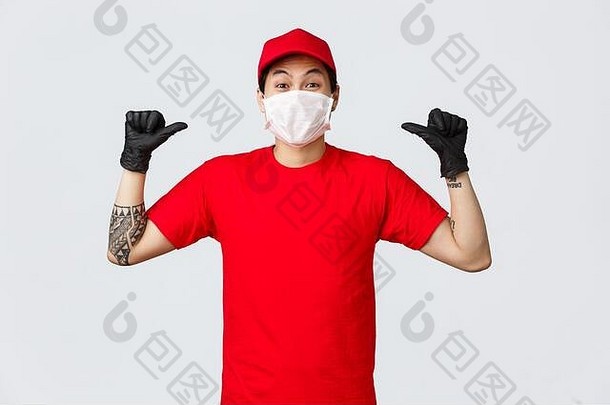 快乐的快乐亚洲交付的家伙红色的帽t恤穿保护手套<strong>医疗</strong>面具微笑眼睛指出工作