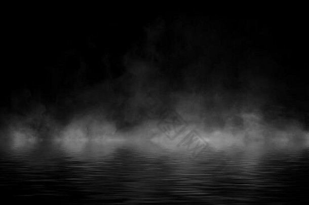 神秘的海岸雾。岸上有烟。在水中反射。纹理覆盖背景。股票插图。
