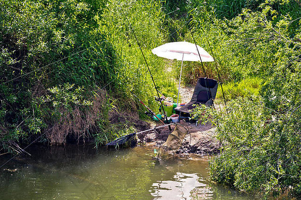 tje河绿色景观中的渔点和渔具、椅子和鱼竿