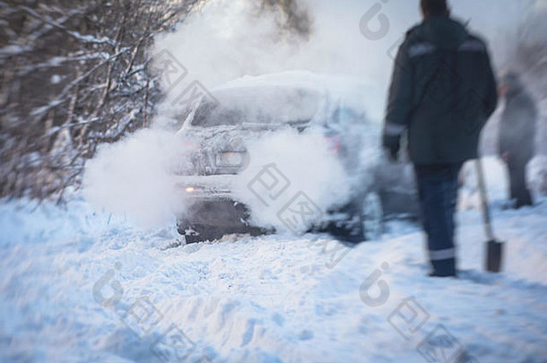 在取出陷在雪地里的suv汽车的过程中，男人们挖开汽车并将其推出雪地，冬季汽车<strong>出现问题</strong>的概念